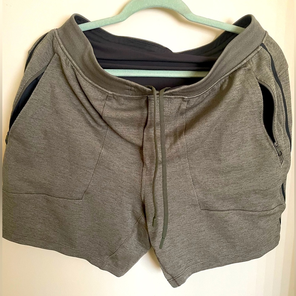 Men’s Lululemon 5 inch shorts with liner